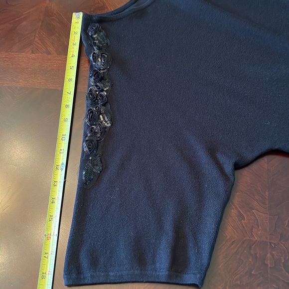 Joseph A lightweight sweater knit embellished shoulder: rosettes & sequins XL - Picture 10 of 17